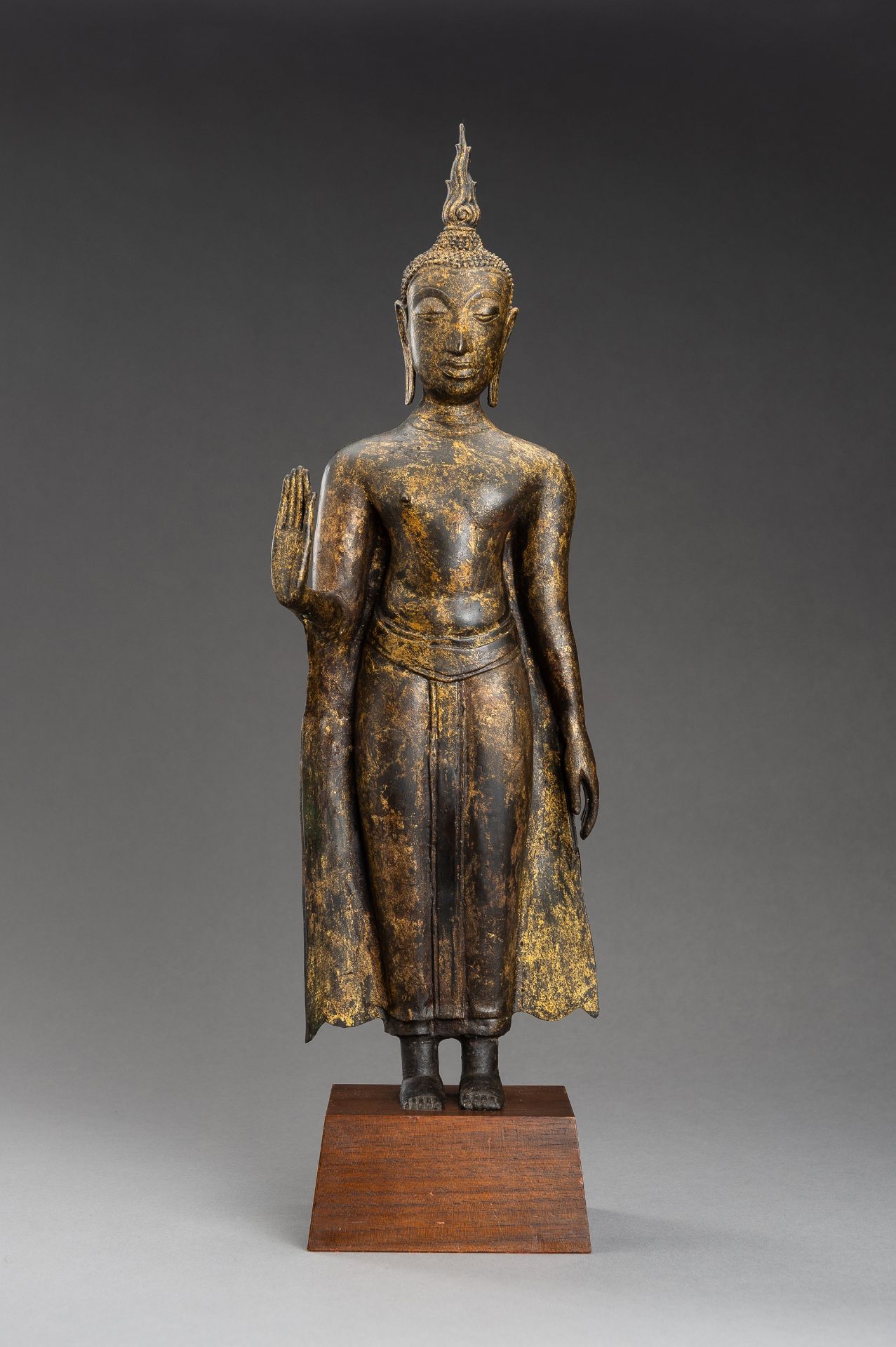 AN U-THONG STYLE LACQUER GILT BRONZE FIGURE OF BUDDHA SHAKYAMUNI - Image 2 of 10