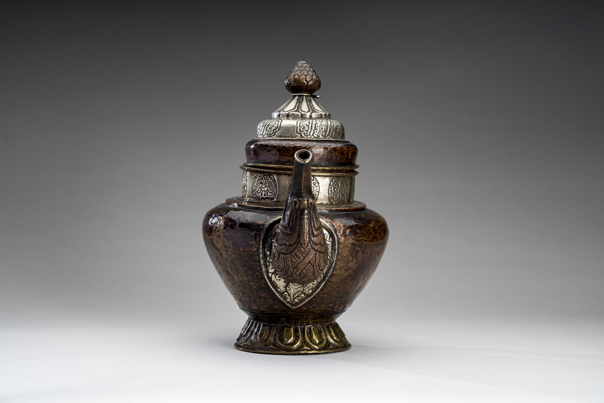 A TIBETAN COPPER EWER, 19th CENTURY - Bild 7 aus 9