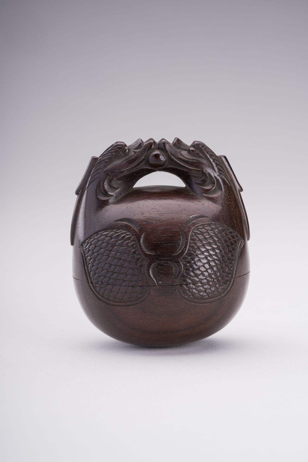 A WOOD TONKOTSU DEPICTING A MOKUGYO WITH TWO DRAGONS - Image 5 of 9