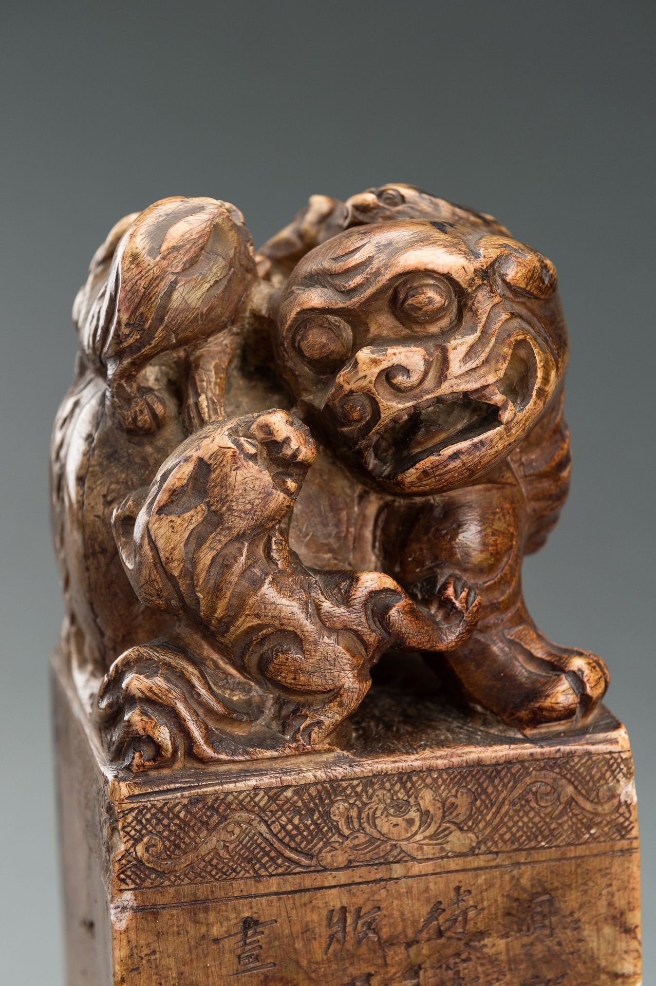 A LARGE PAIR OF 'BUDDHIST LIONS' SOAPSTONE SEALS - Image 12 of 22