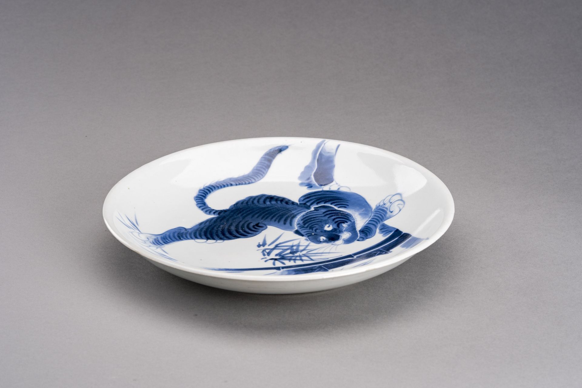 A BLUE AND WHITE ARITA IMARI PORCELAIN DISH 'TIGER AND BAMBOO', MEIJI - Image 3 of 7