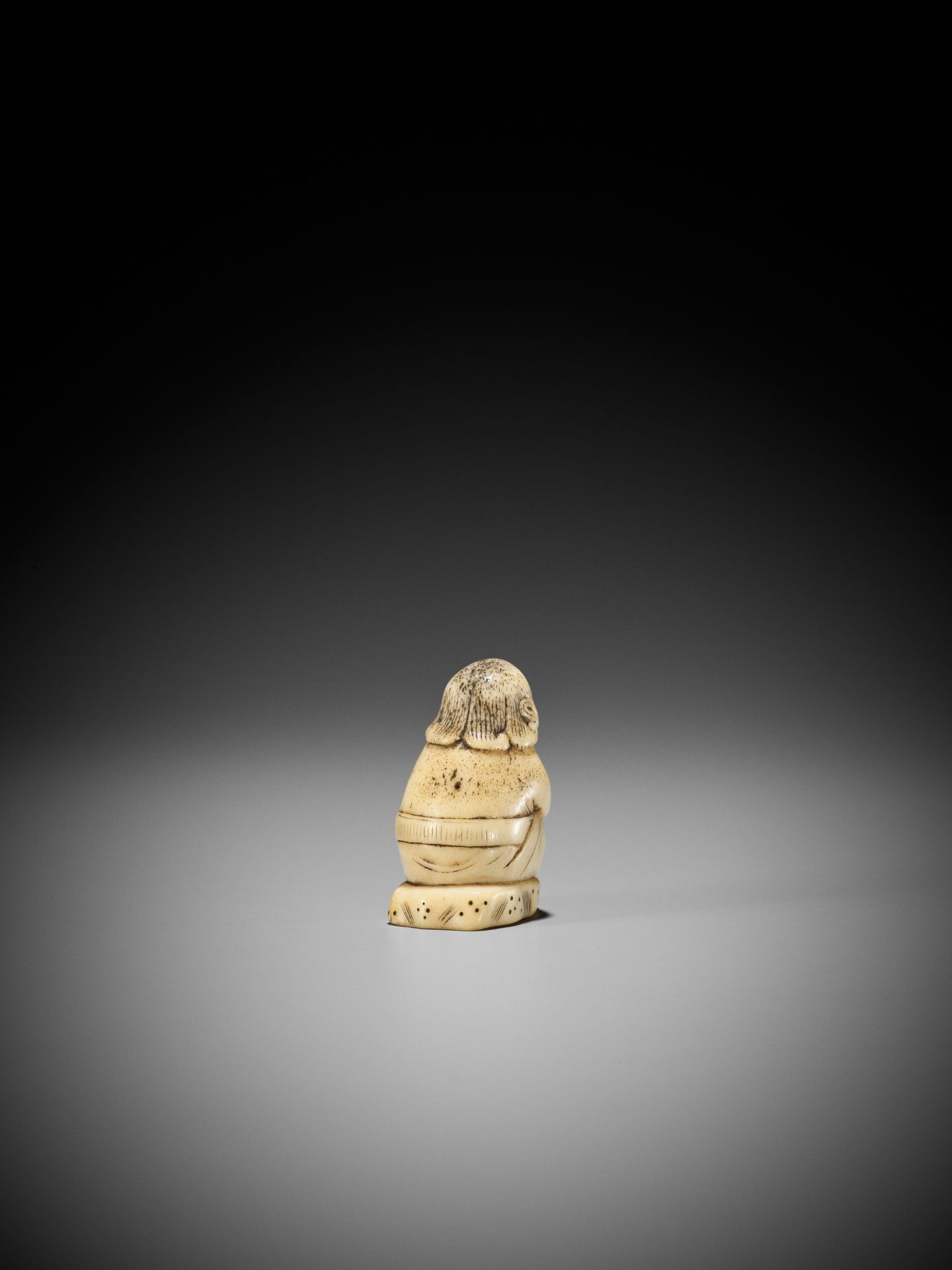 A RARE STAG ANTLER NETSUKE OF AN ISLANDER - Image 7 of 9