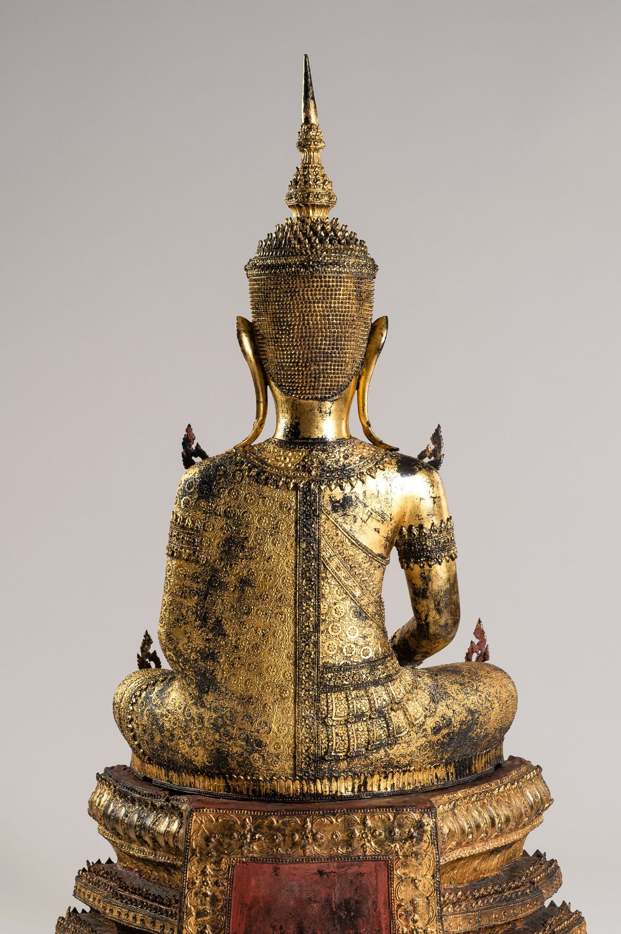 AN IMPRESSIVE LACQUER GILT BRONZE FIGURE OF BUDDHA, RATTANAKOSIN - Image 16 of 22