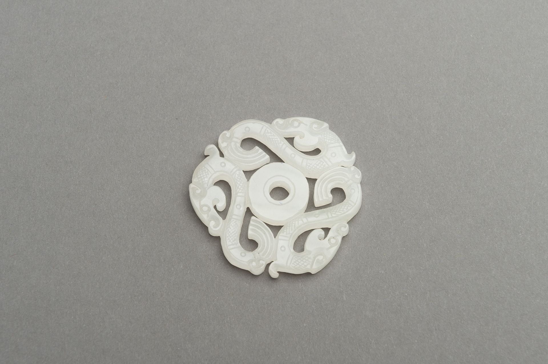 AN ARCHAISTIC WHITE JADE 'DRAGON' PENDANT - Image 2 of 9