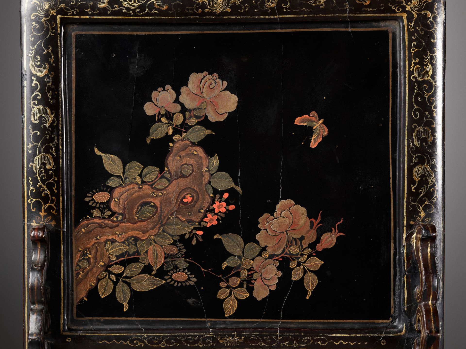 A POLYCHROME AND GILT-LACQUERED 'FOREIGNER' TABLE SCREEN, KANGXI PERIOD - Image 9 of 14