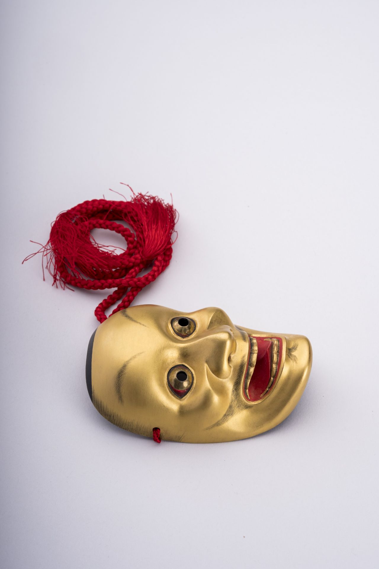 A GOLD LACQUER MINIATURE NOH MASK OF TSURIMANAKO, c. 1920s - Bild 2 aus 5