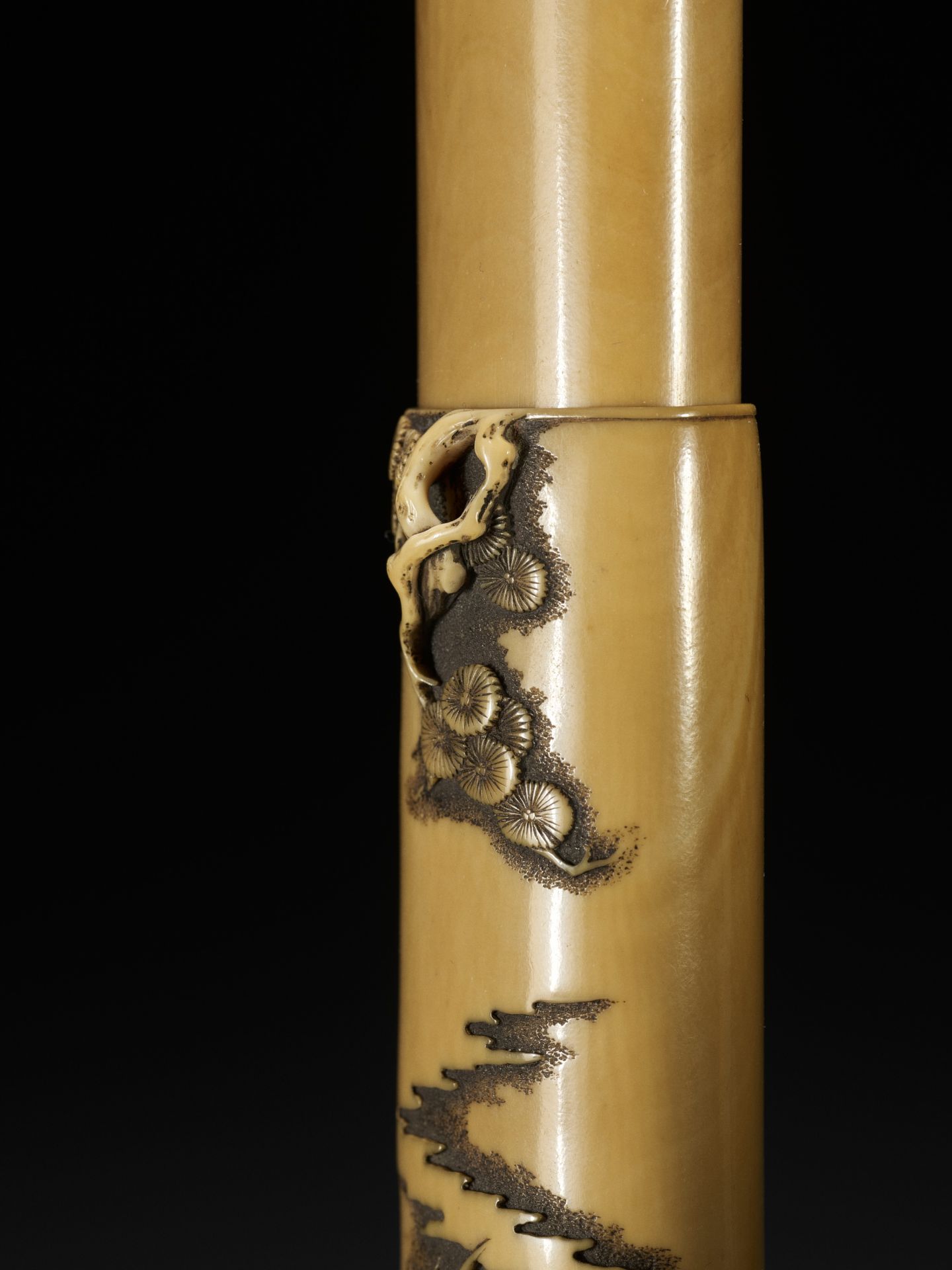 A FINE IVORY KISERUZUTSU WITH PINE, BAMBOO AND CHRYSANTHEMUM, ATTRIBUTED TO TOKOKU - Image 2 of 10