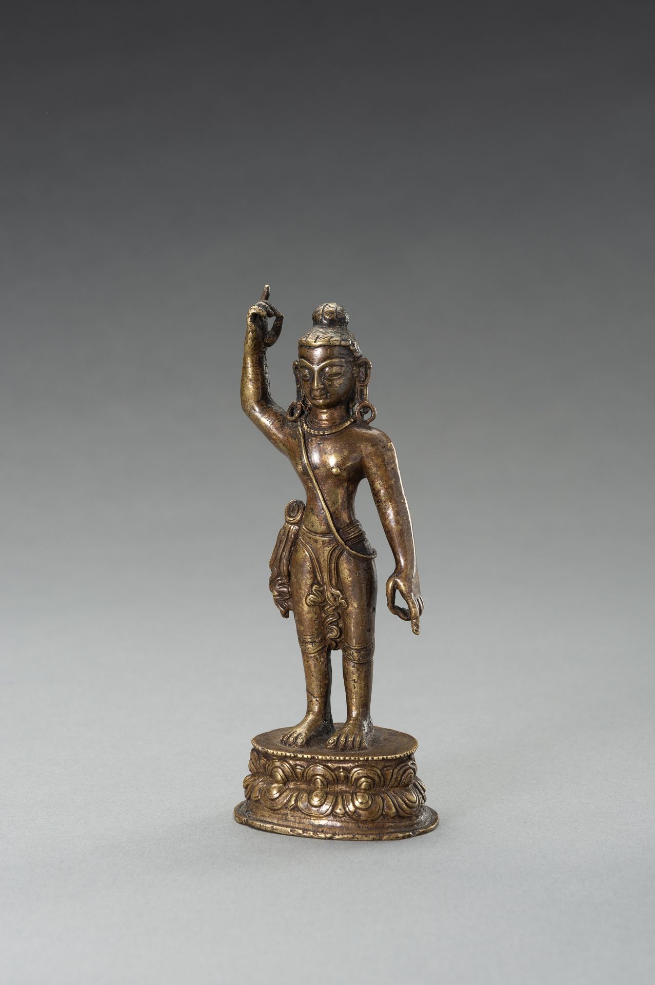 A BRONZE FIGURE OF THE INFANT BUDDHA SHAKYAMUNI, 19TH CENTURY - Bild 2 aus 8