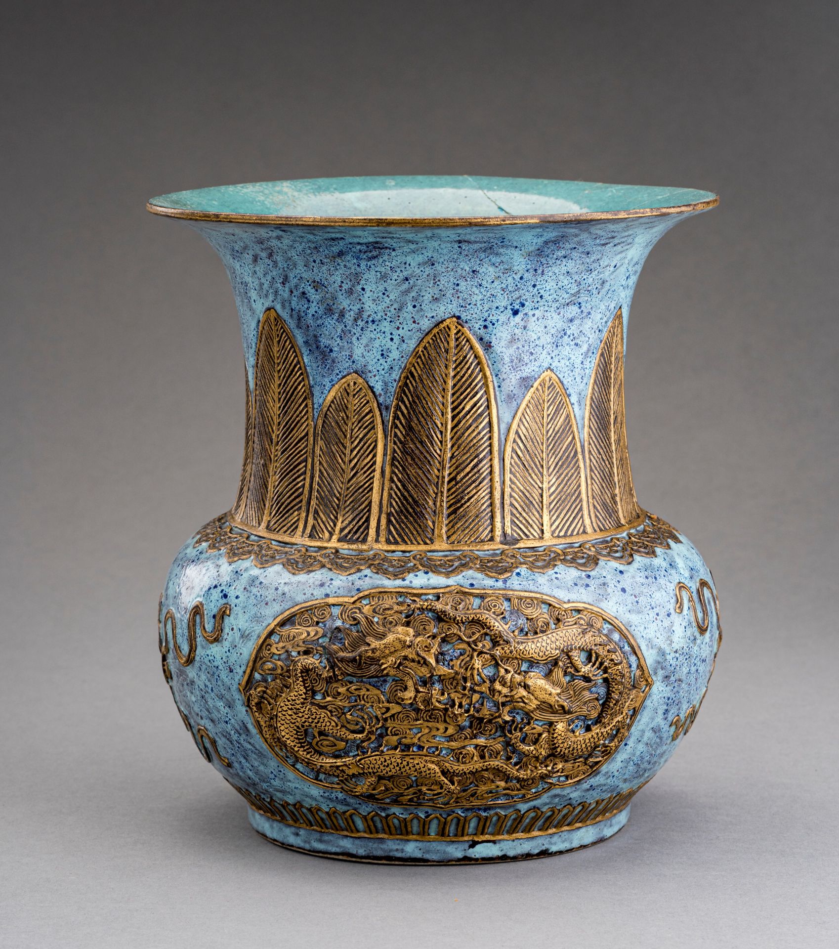 AN ARCHAISTIC PORCELAIN ZHADOU VASE, c. 1920s