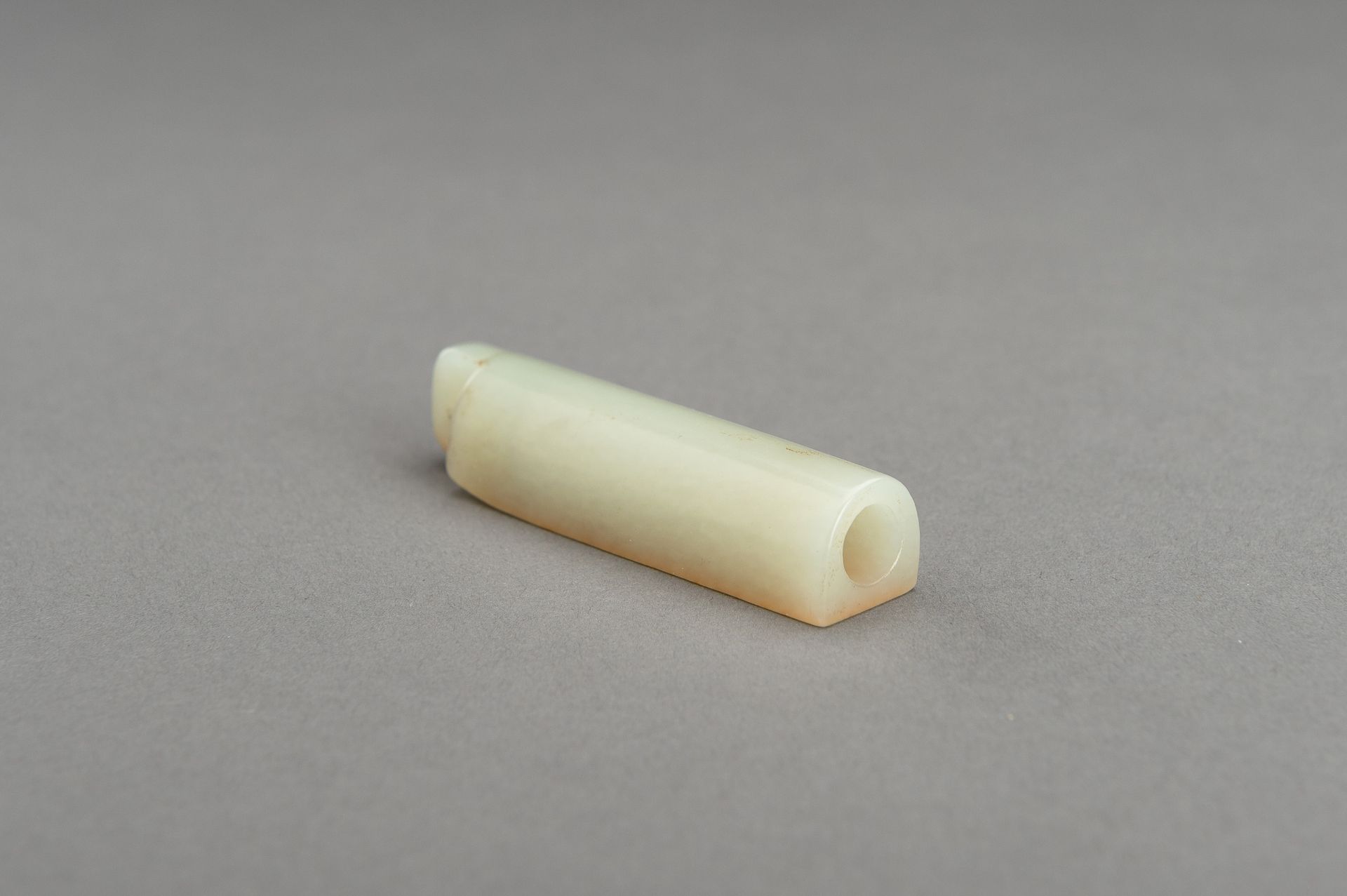 A PALE CELADON AND RUSSET JADE PLUME HOLDER - Image 8 of 9