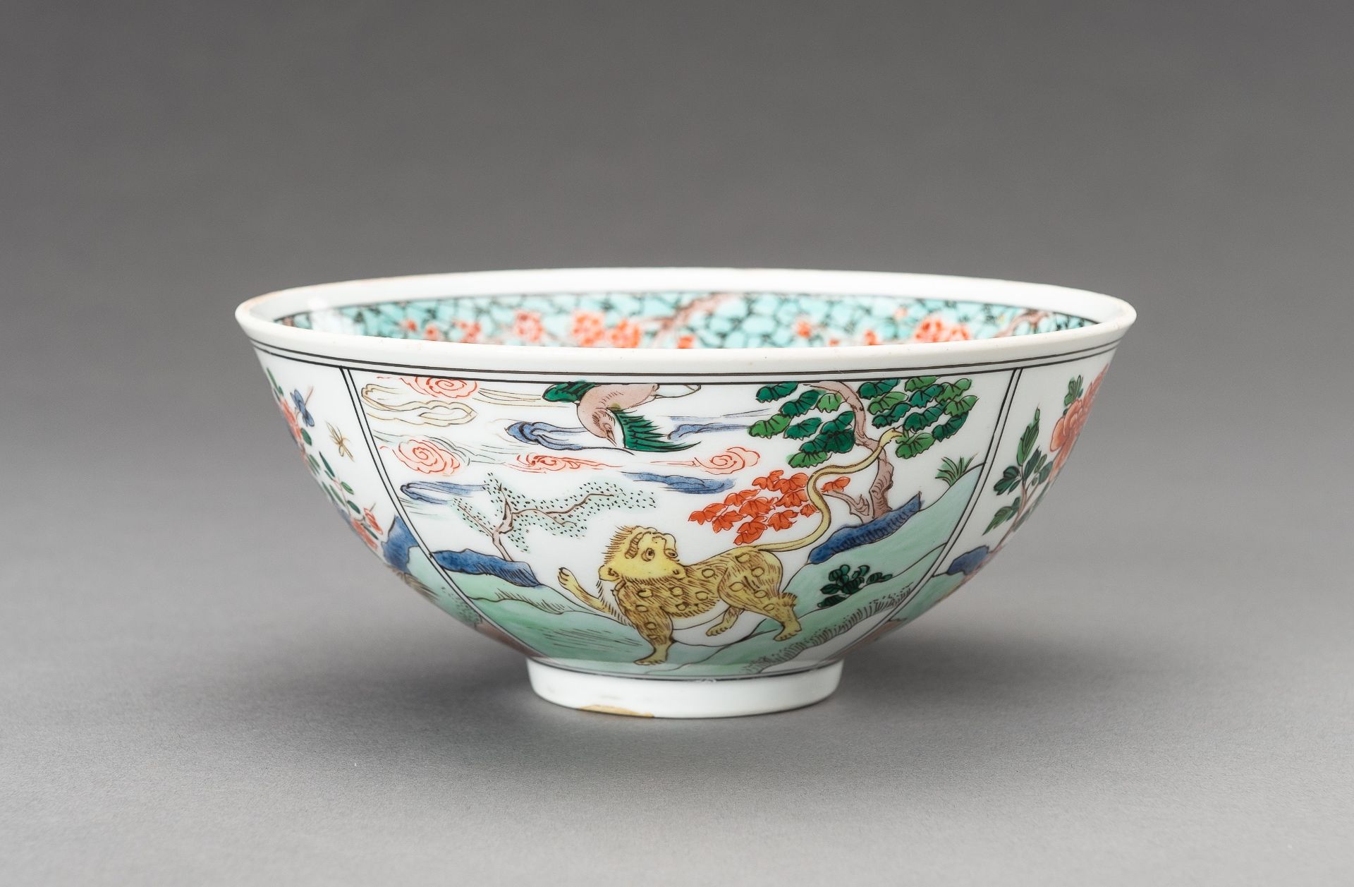 A SAMSON-STYLE COMPANY CHINOISERIE 'MYTHICAL CREATURES' PORCELAIN BOWL