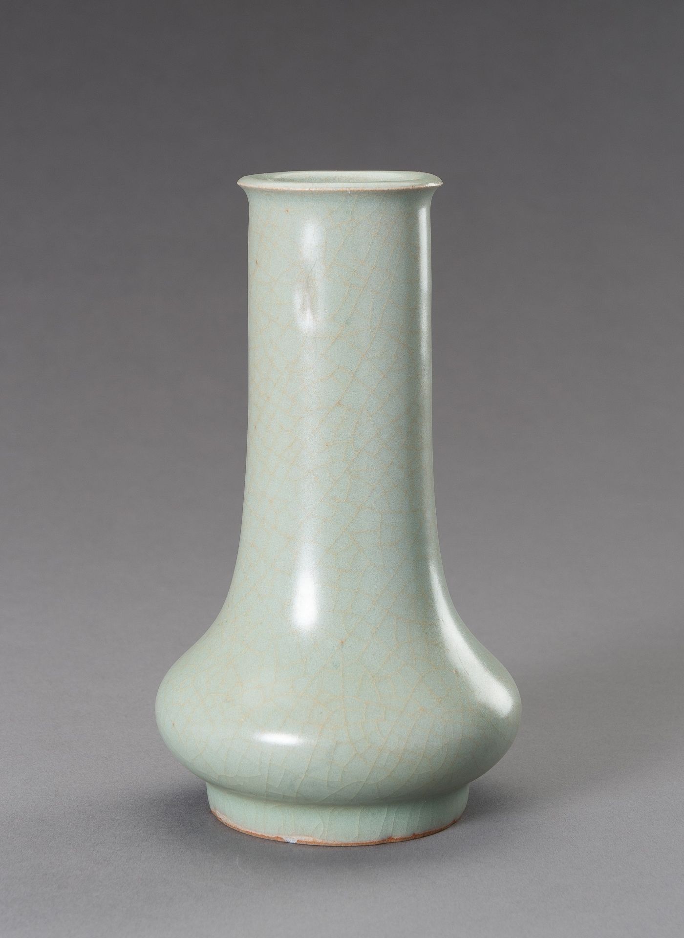 A LONGQUAN GUAN-TYPE PORCELAIN VASE, QING