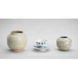 A GROUP OF THREE CERAMIC AND PORCELAIN ITEMS