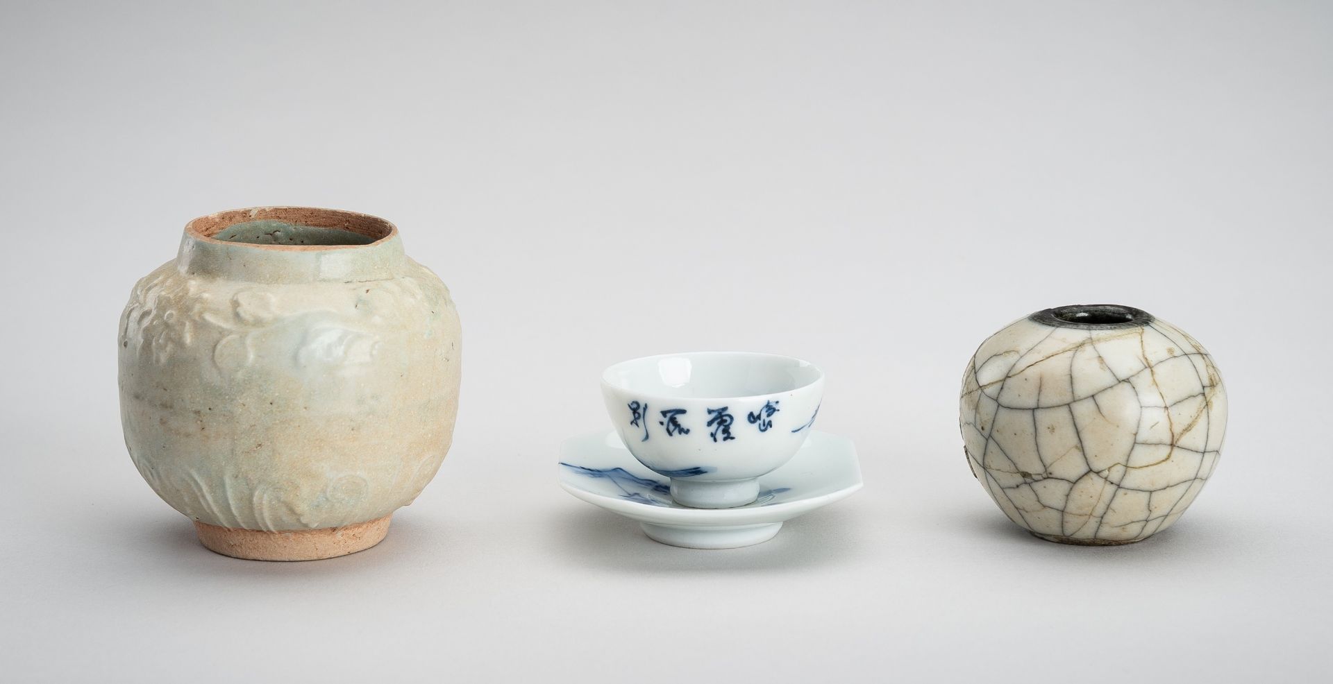 A GROUP OF THREE CERAMIC AND PORCELAIN ITEMS