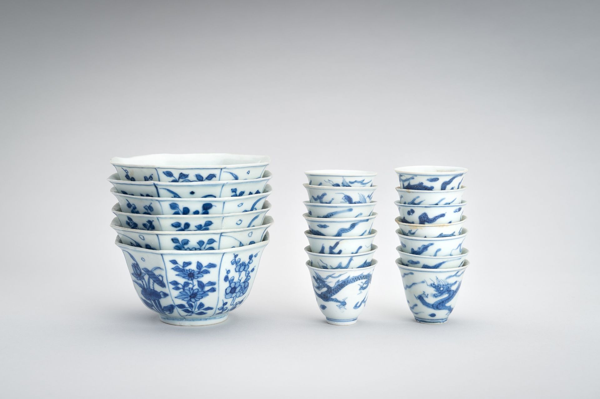 A BLUE AND WHITE PORCELAIN GROUP OF 14 CUPS AND 6 BOWLS, 'HATCHER CARGO' - Bild 2 aus 19