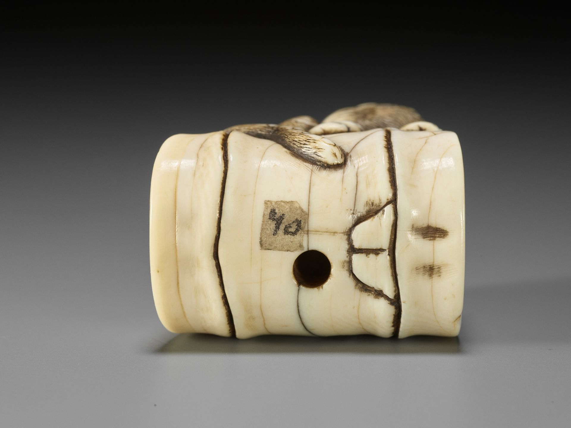 A FINE OSAKA SCHOOL IVORY NETSUKE OF A TIGER ON BAMBOO - Bild 12 aus 13