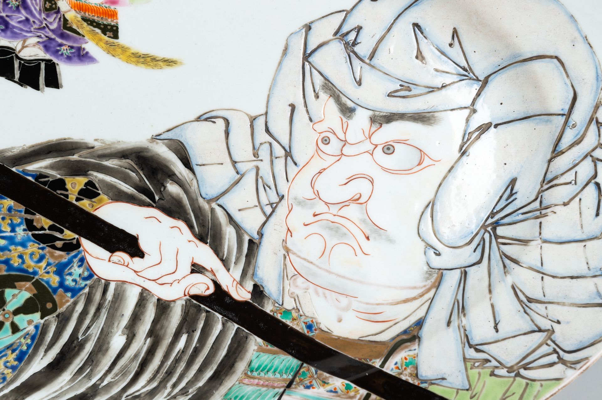 A LARGE PORCELAIN PLATE WITH BENKEI AND USHIWAKAMARU, MEIJI PERIOD - Image 3 of 9