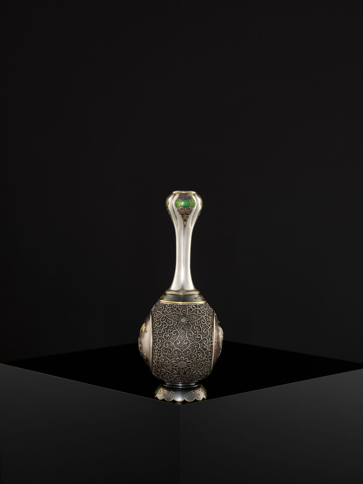 A SUPERB SILVER FILIGREE AND CLOISONNE ENAMEL VASE DEPICTING A COCKATOO - Image 10 of 12