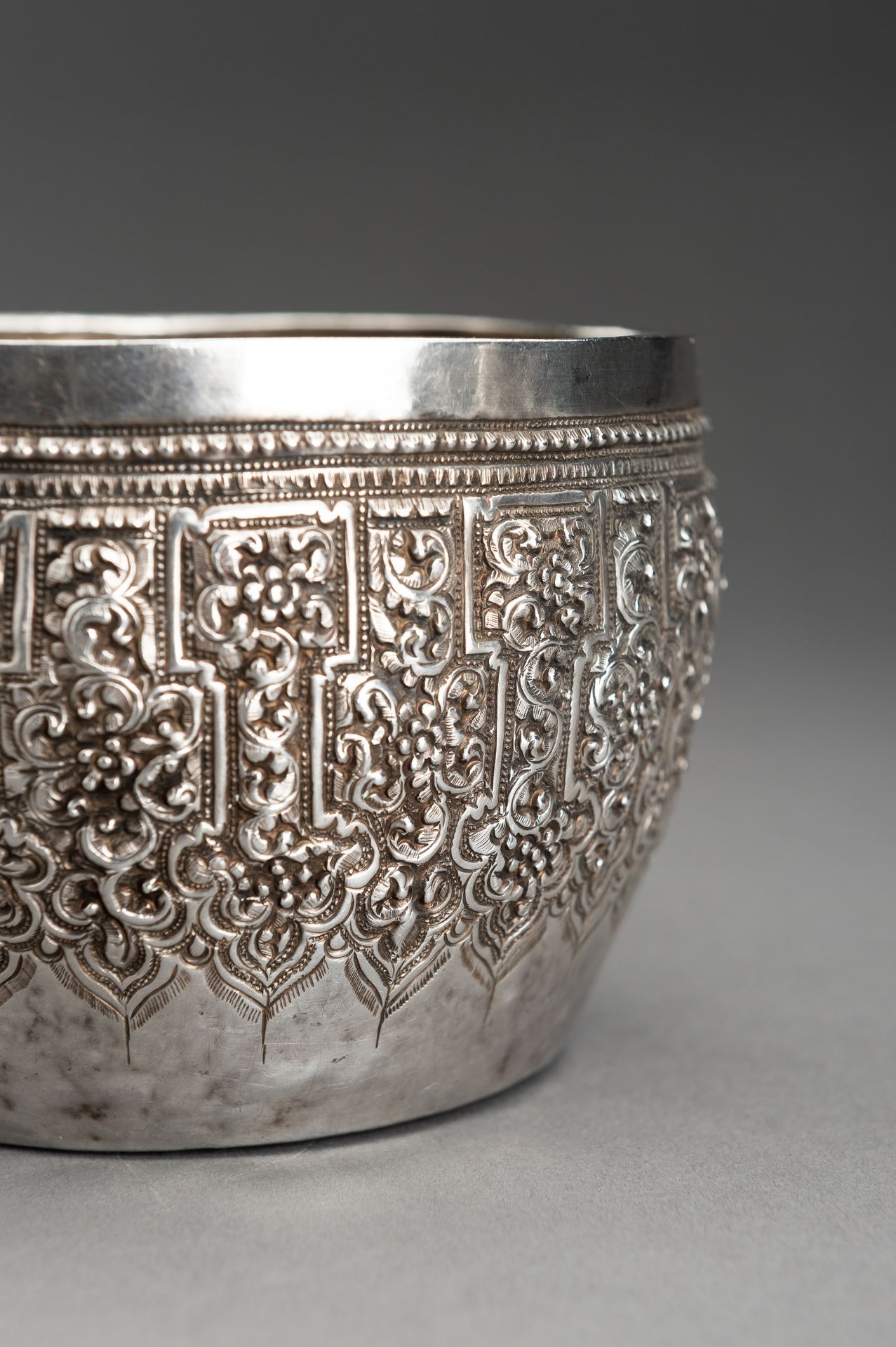 AN EMBOSSED BURMESE SILVER BOWL WITH FLORAL RELIEF - Image 2 of 13