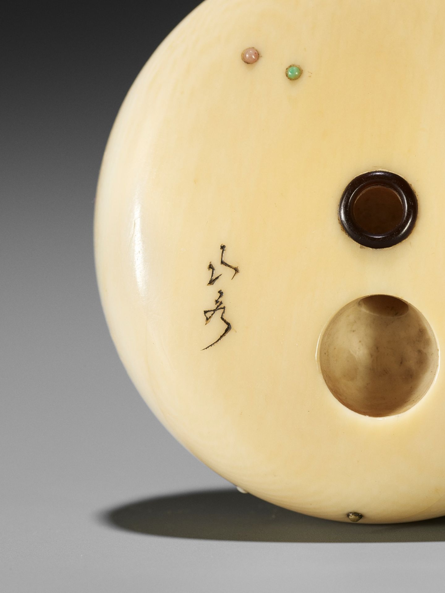 SANSUI: A FINE IVORY MANJU NETSUKE DEPICTING RAIJIN WITH PIPE - Image 6 of 7