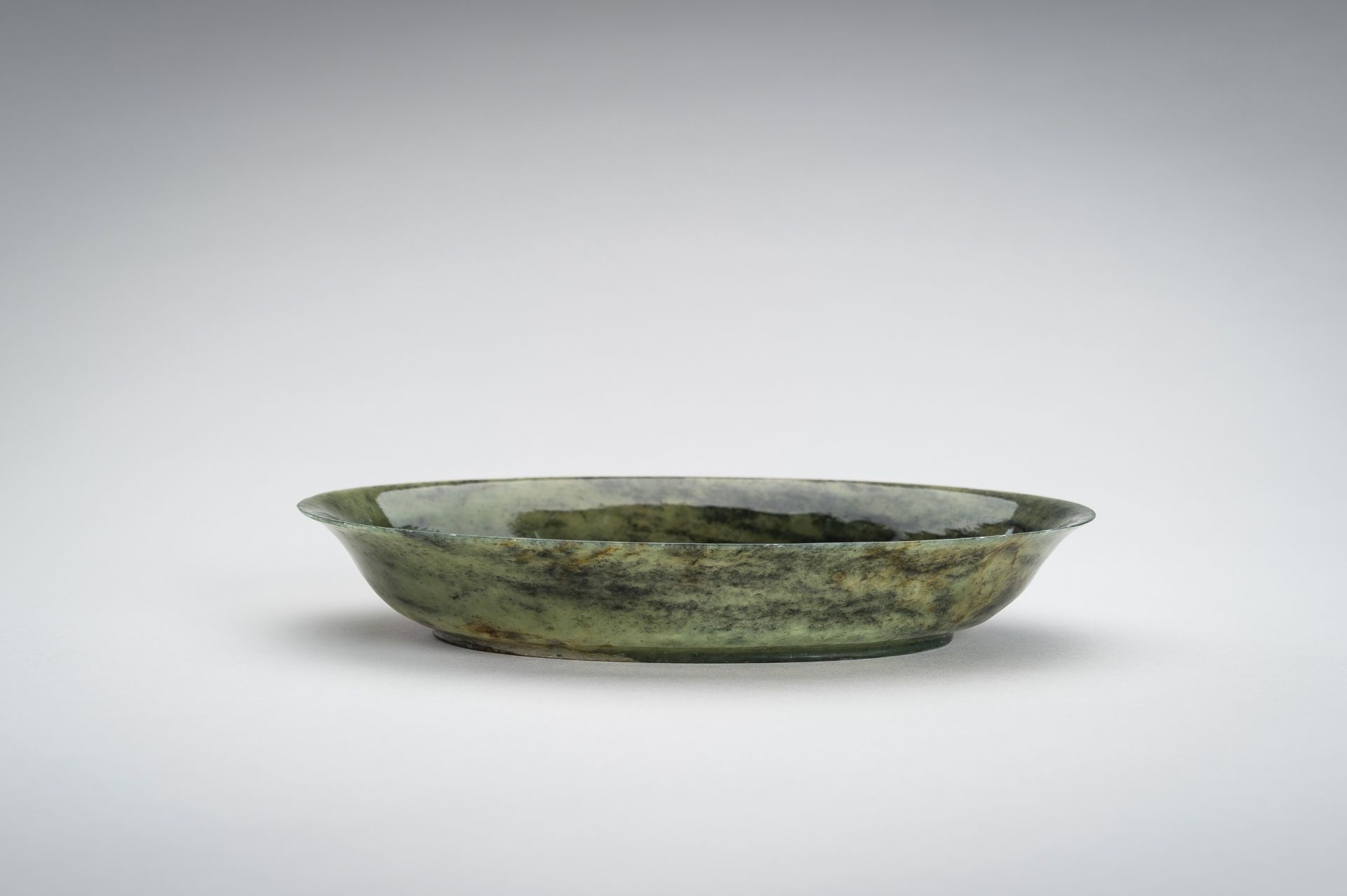 A MOTTLED GREEN JADE 'CHILONG' BOWL, c. 1920s - Image 7 of 10