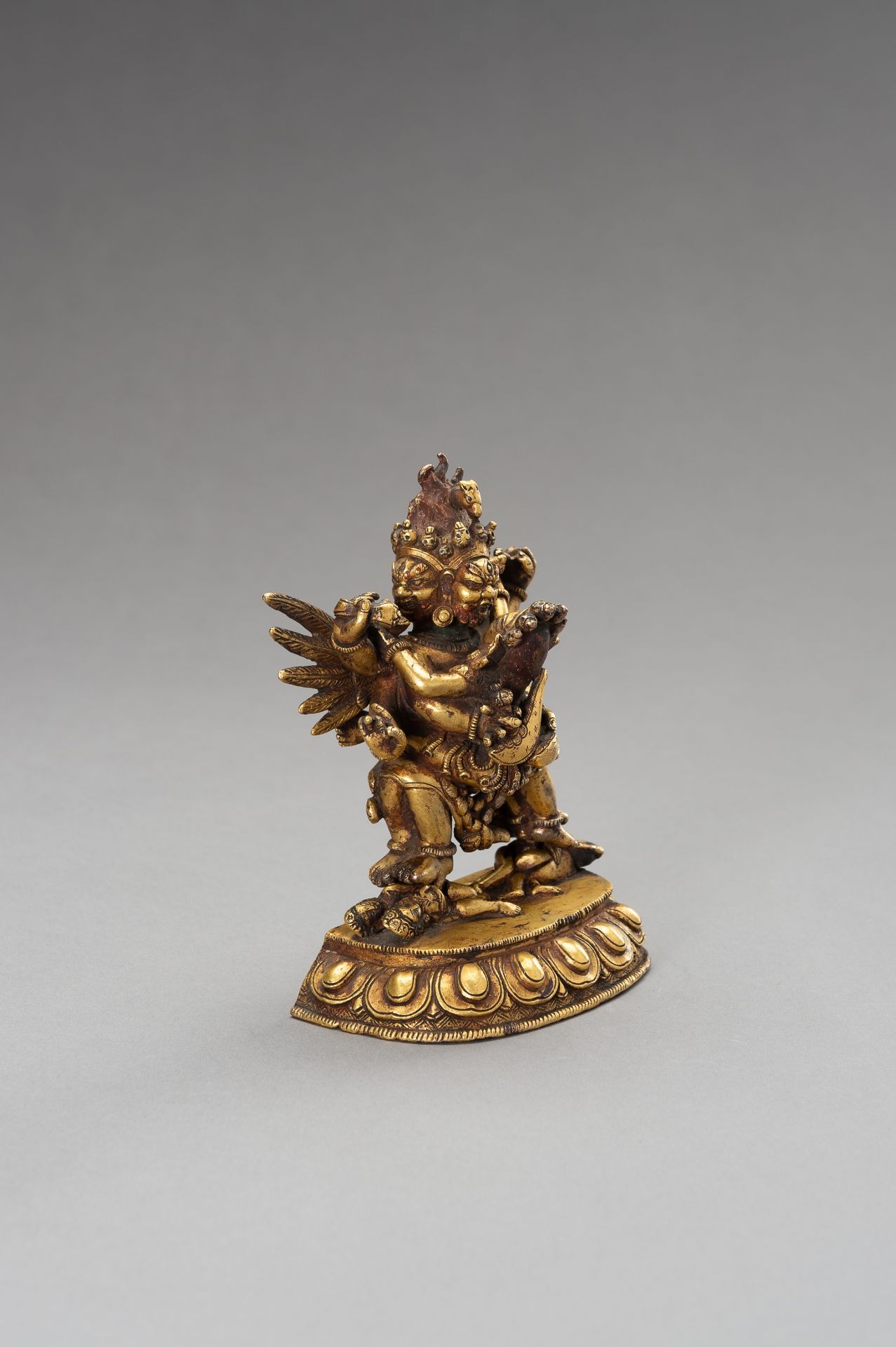 A GILT-BRONZE OF HAYAGRIVA IN YABYUM, 18TH CENTURY - Bild 6 aus 13