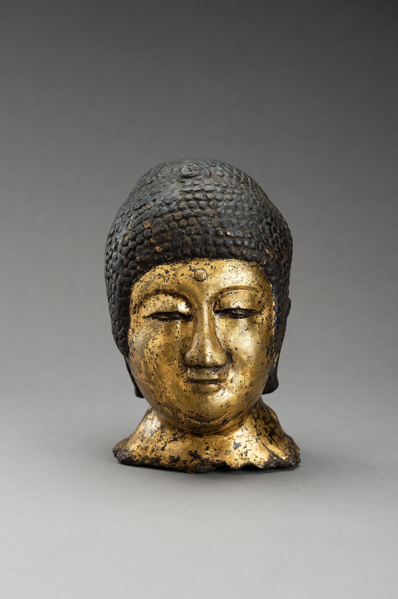 A GILT BRONZE HEAD OF BUDDHA - Image 3 of 12