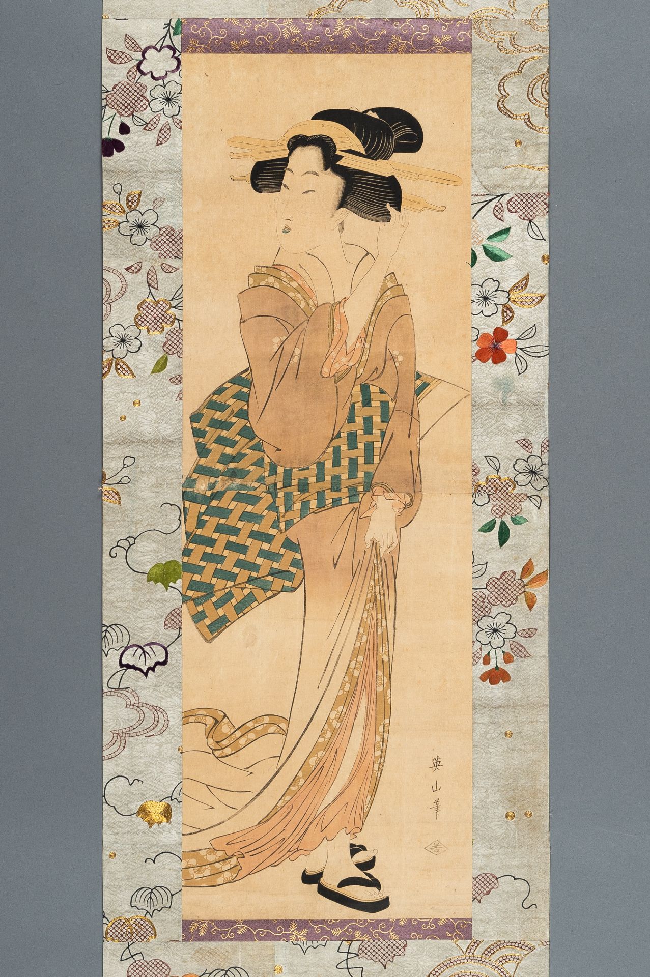 KIKUGAWA EIZAN (1787-1867): A TWO-PART COLOR WOODBLOCK PRINT KAKEMONO OF A BEAUTY - Image 8 of 11