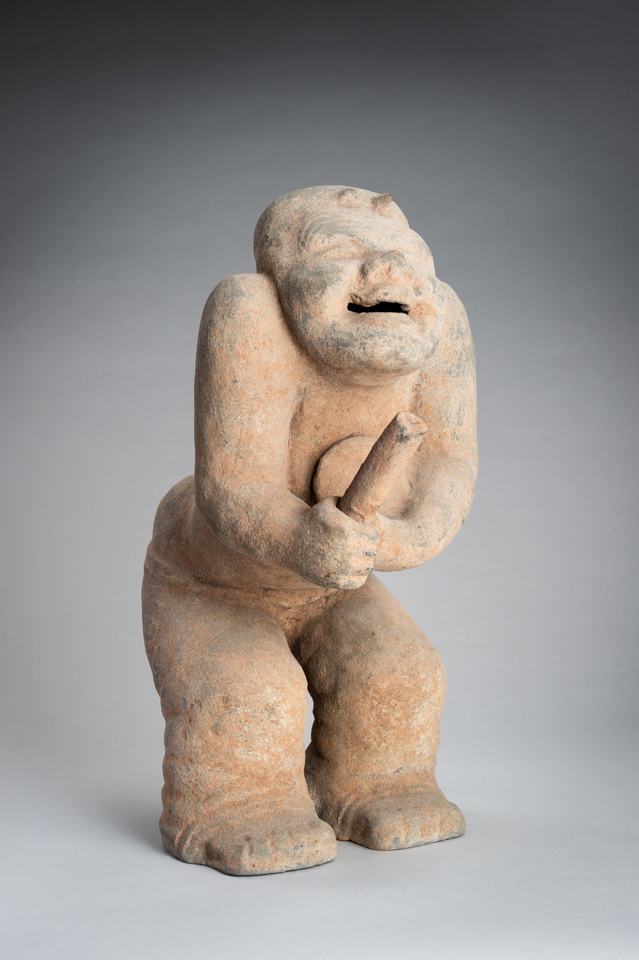 A HAN-STYLE TERRACOTTA FIGURE OF A SQUATTING DRUMMER - Bild 11 aus 16