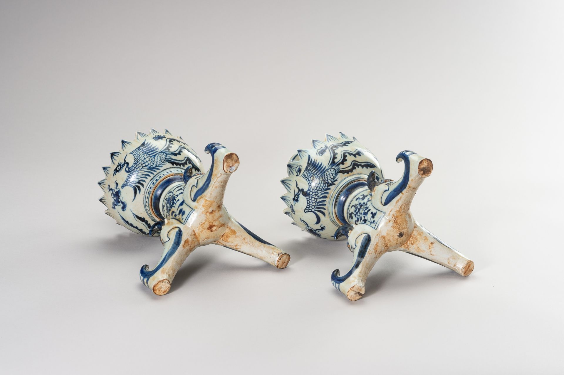 A PAIR OF MING STYLE BLUE AND WHITE CANDLE HOLDERS - Image 8 of 8