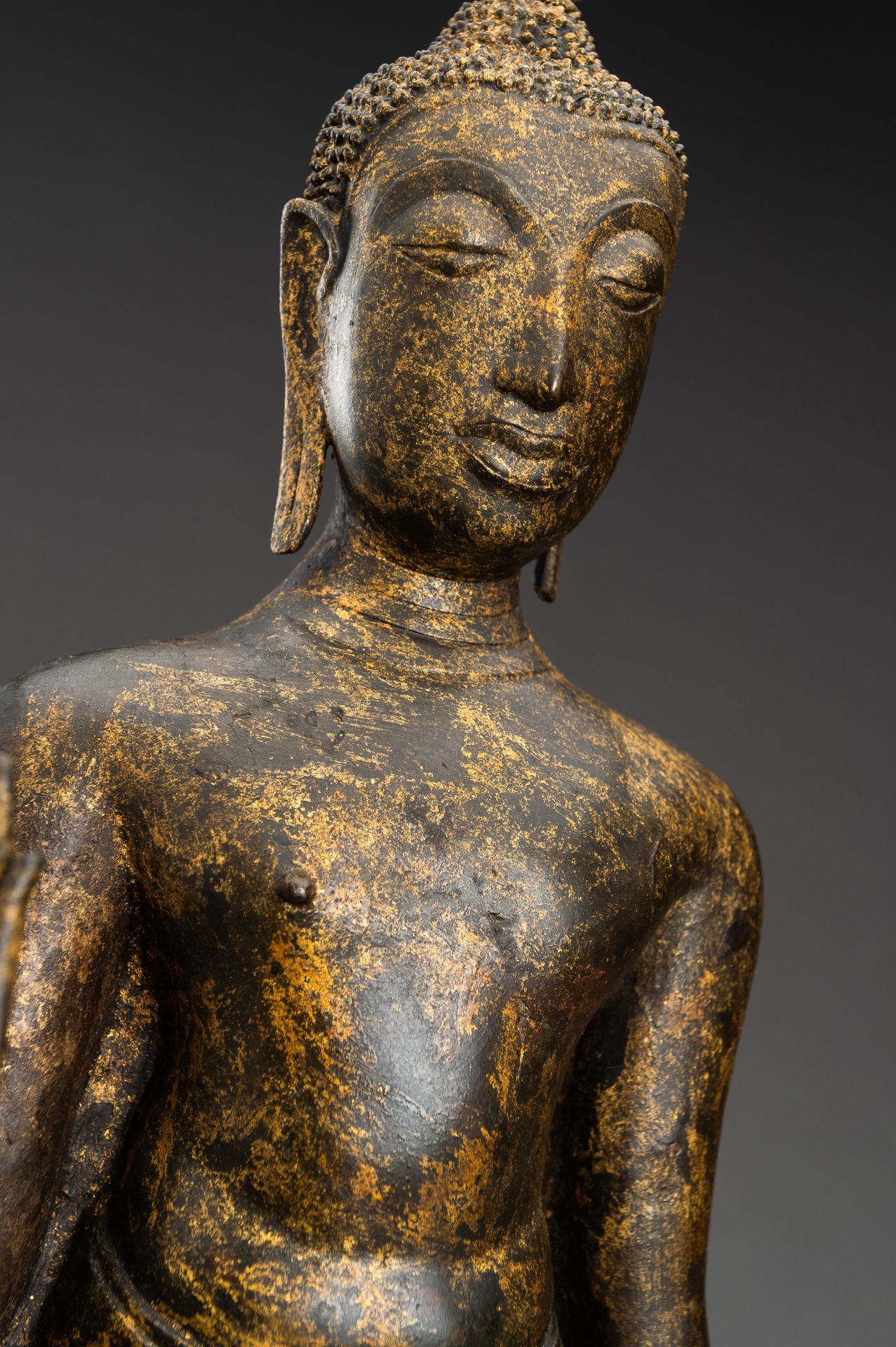 AN U-THONG STYLE LACQUER GILT BRONZE FIGURE OF BUDDHA SHAKYAMUNI - Image 5 of 10