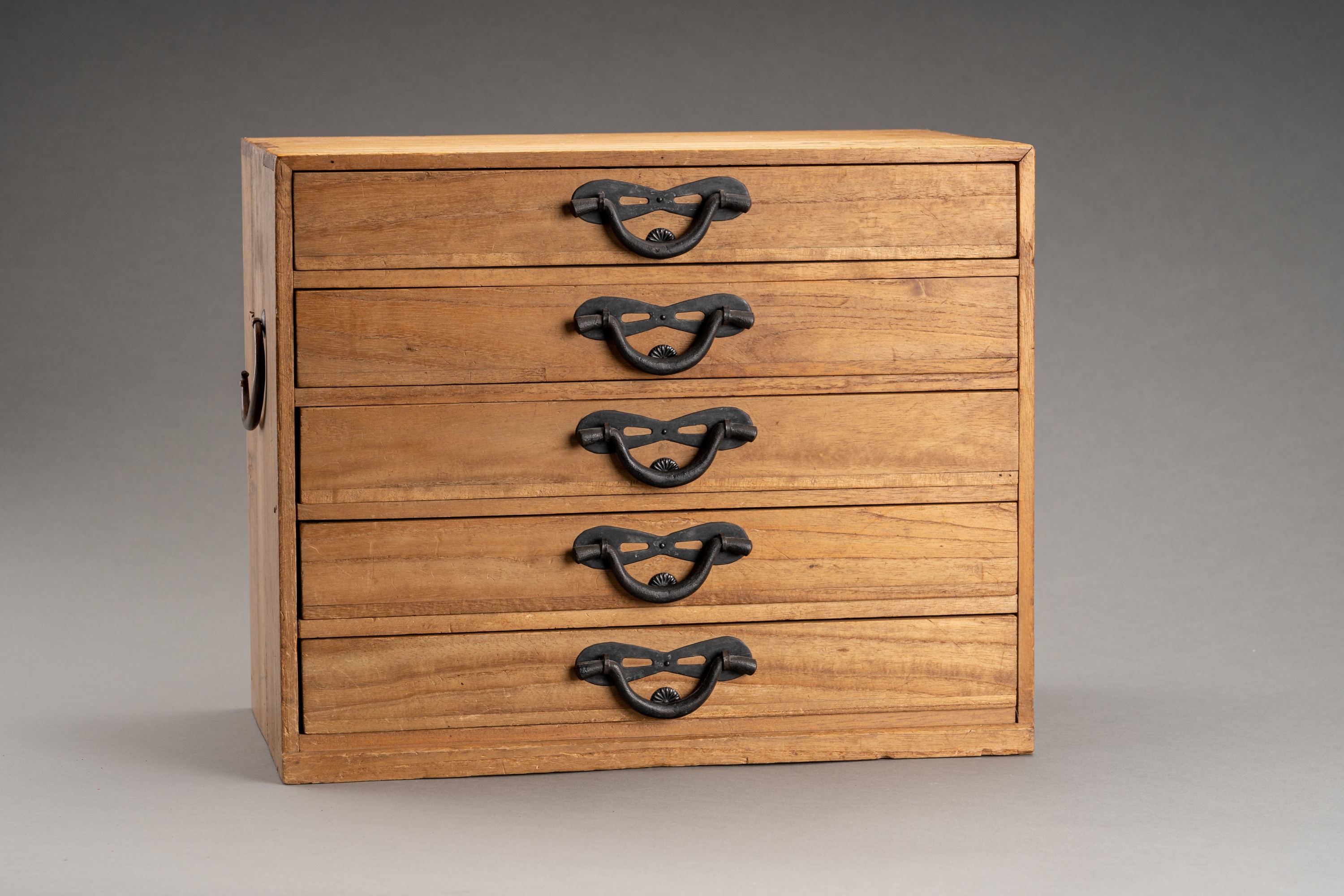 A WOODEN JAPANESE STORAGE BOX WITH 5 DRAWERS - Image 4 of 8