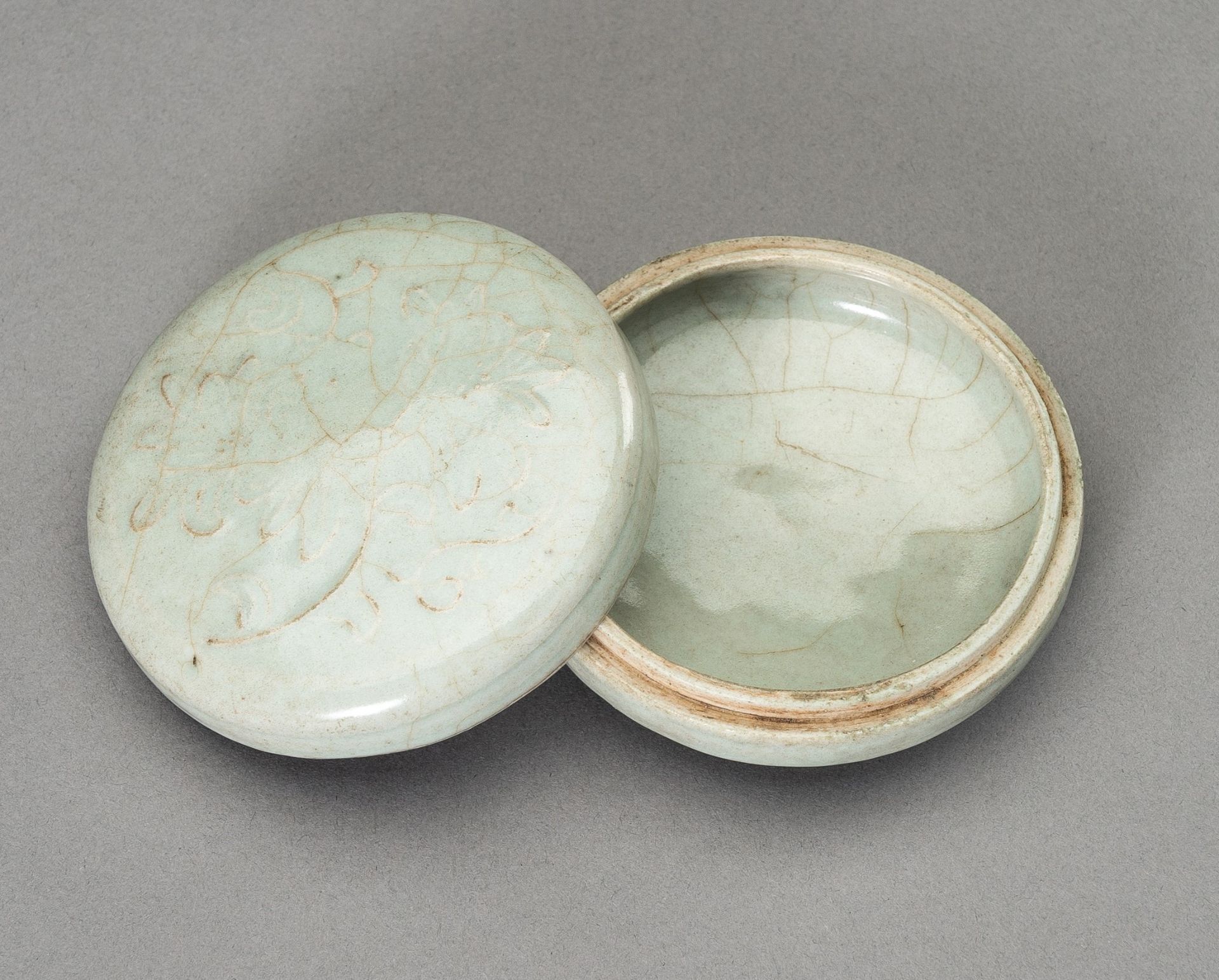 A LONGQUAN CELADON GLAZED PORCELAIN BOX