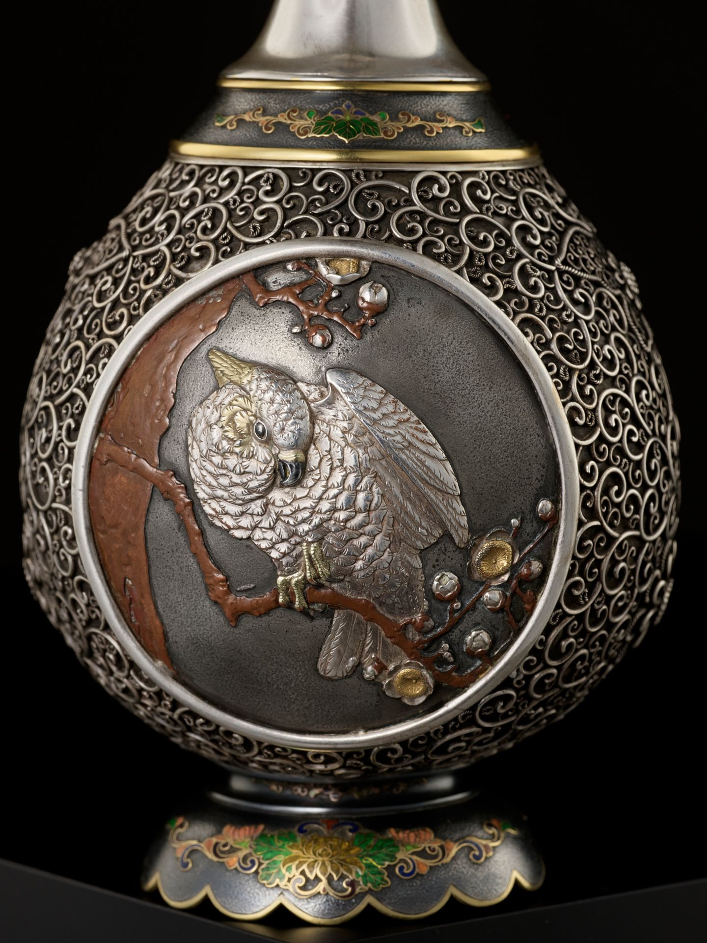 A SUPERB SILVER FILIGREE AND CLOISONNE ENAMEL VASE DEPICTING A COCKATOO - Bild 3 aus 12