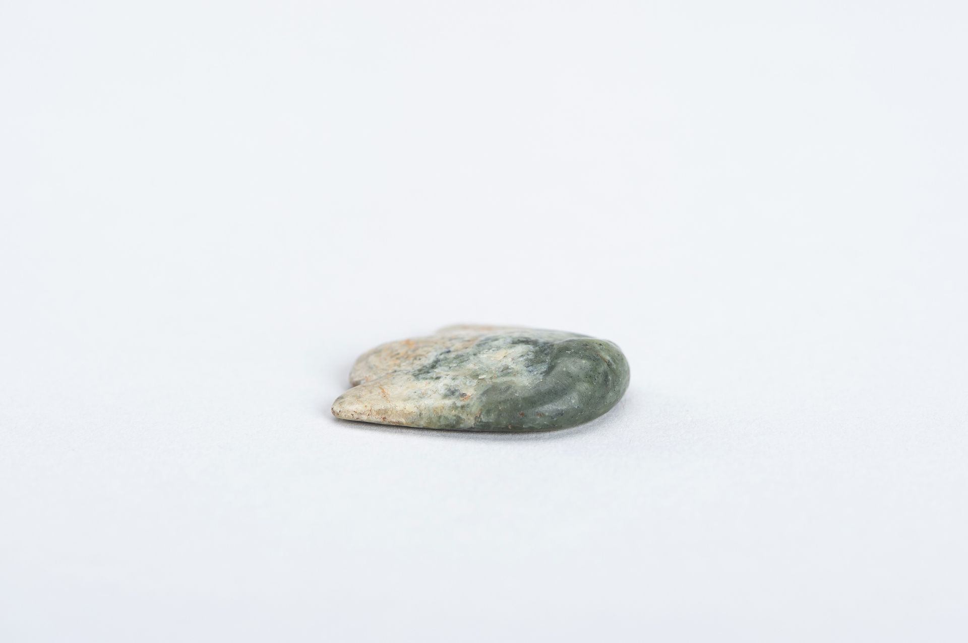 AN ARCHAISTIC HONGSHAN STYLE JADE 'BIRD' PENDANT - Image 9 of 9