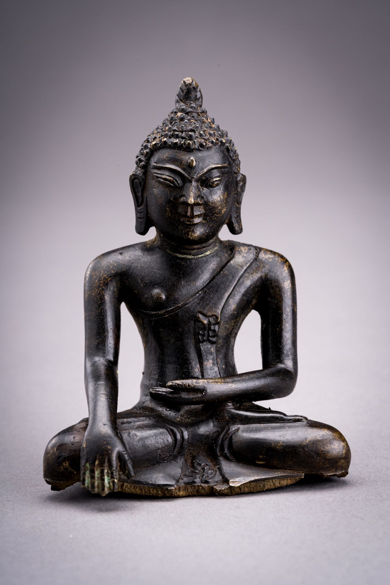 TWO INDIAN MINIATURE BRONZE FIGURES OF BUDDHA AND DEVI - Bild 2 aus 10