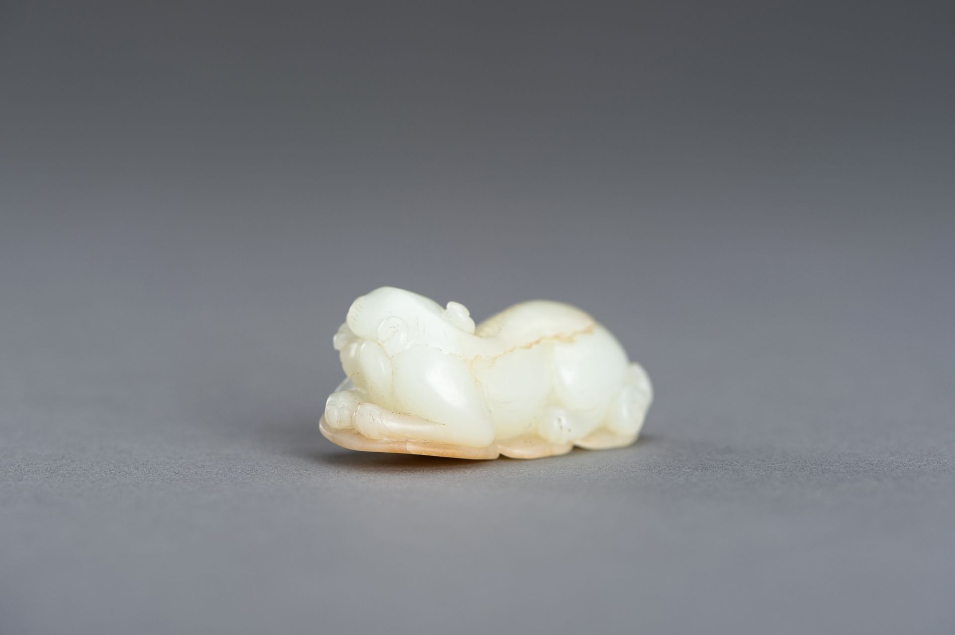 A WHITE AND RUSSET JADE PENDANT OF A BUDDHIST LION, QING DYNASTY - Image 7 of 12