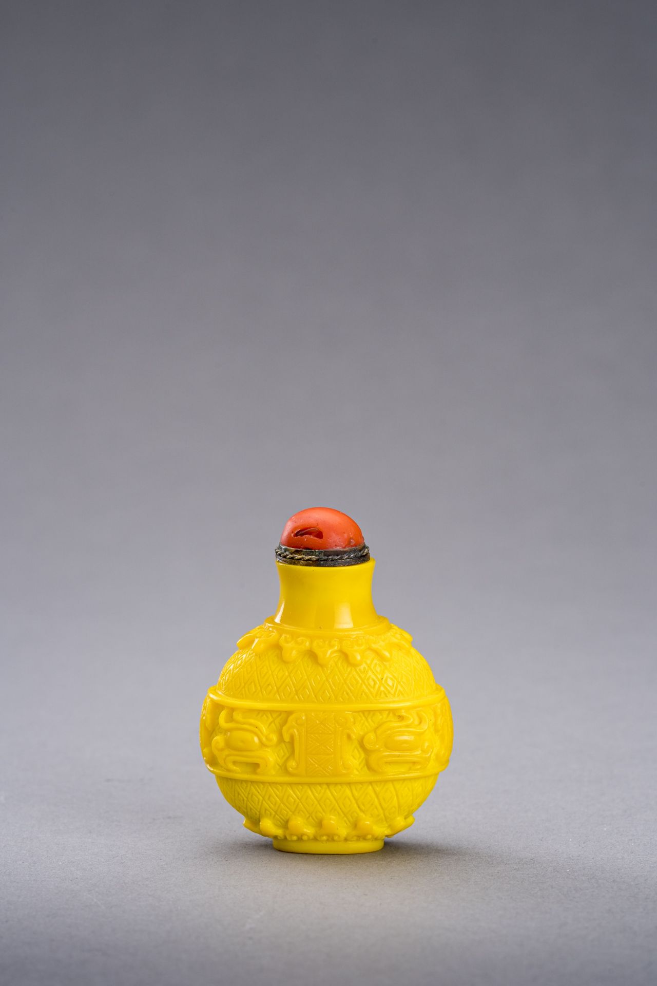 AN ARCHAISTIC YELLOW GLASS SNUFF BOTTLE, c. 1920s - Image 3 of 6