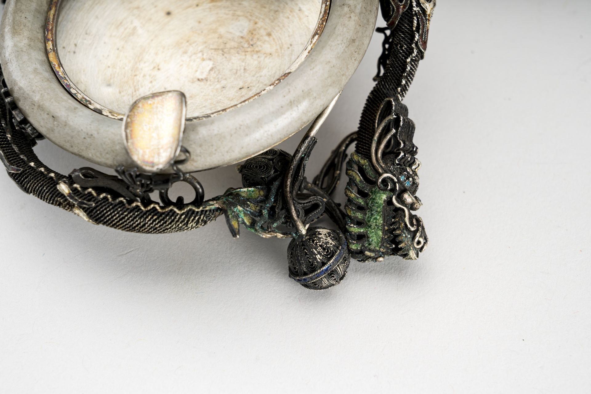 A SILVER AND JADE 'DRAGONS' ASHTRAY, c. 1920s - Bild 4 aus 8