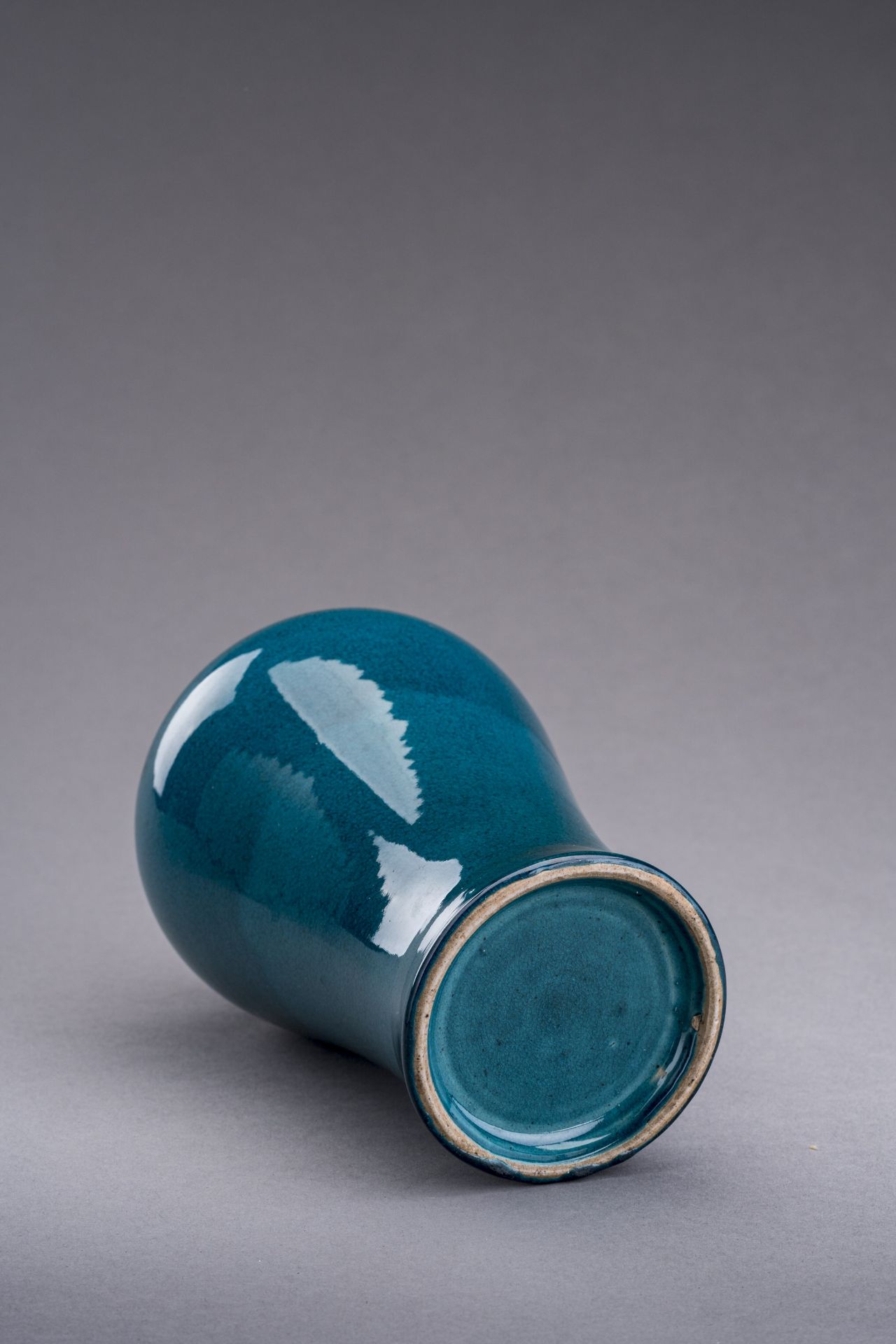 A TURQUOISE CRACKLE-GLAZED PORCELAIN VASE, MEIPING, c. 1920s - Bild 6 aus 6