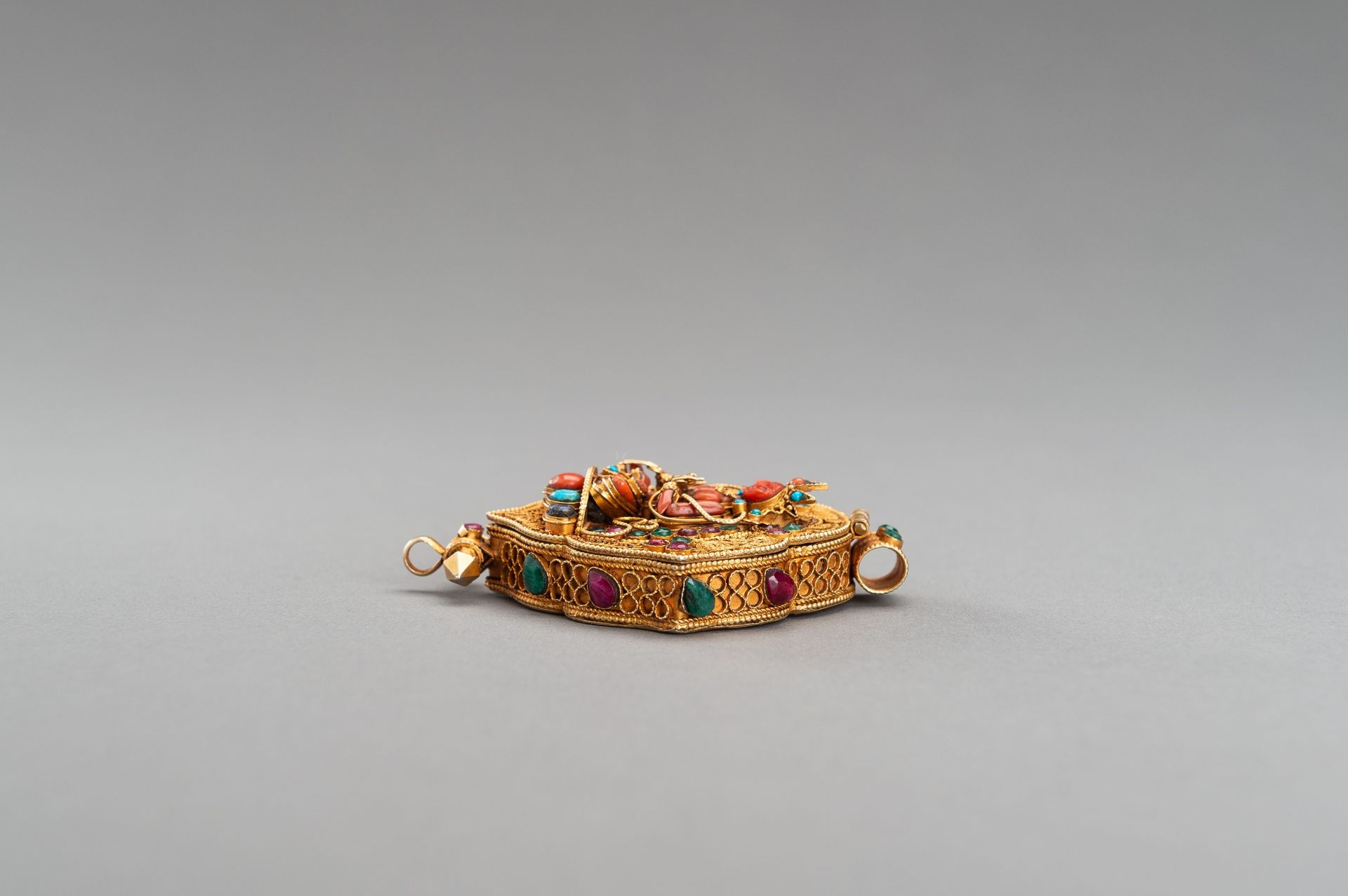 AN INLAID AND GILT AMULET-CONTAINER GAU WITH VAJRASATTVA - Image 8 of 17