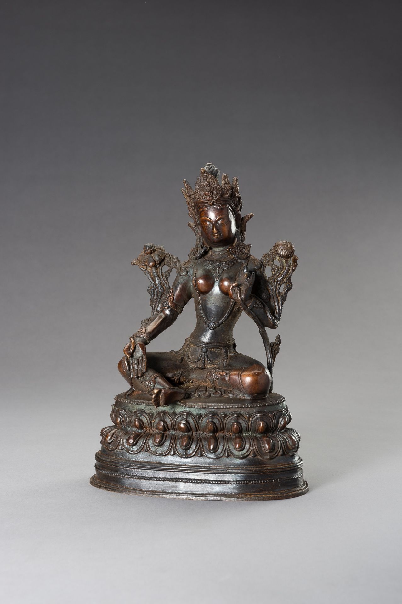 A BRONZE FIGURE OF TARA, 1900s - Bild 2 aus 9