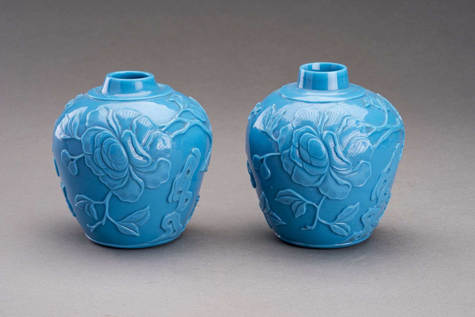 A PAIR OF PEKING GLASS VASES