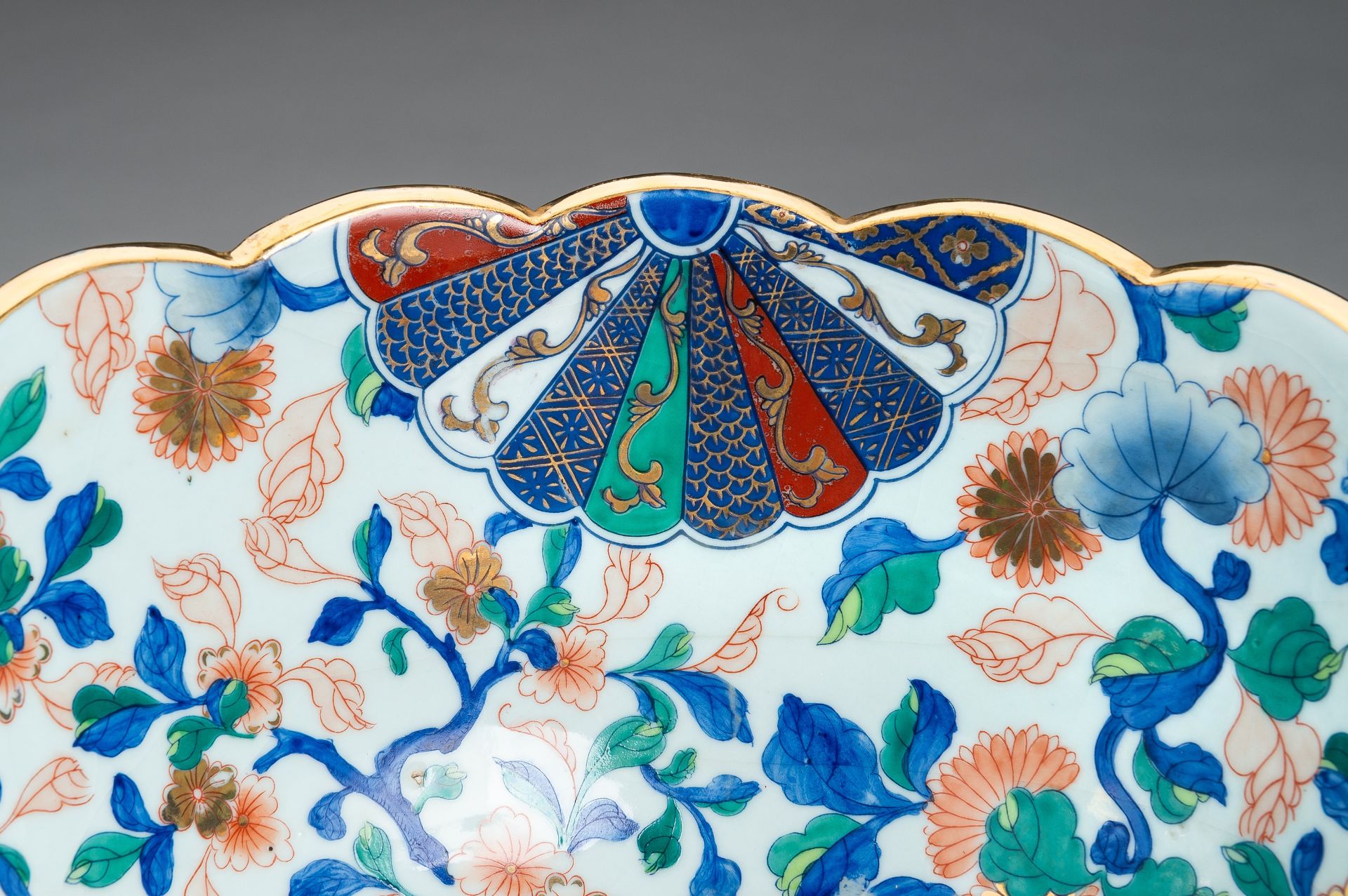 A MASSIVE IMARI PORCELAIN VESSEL, MEIJI PERIOD - Image 12 of 18