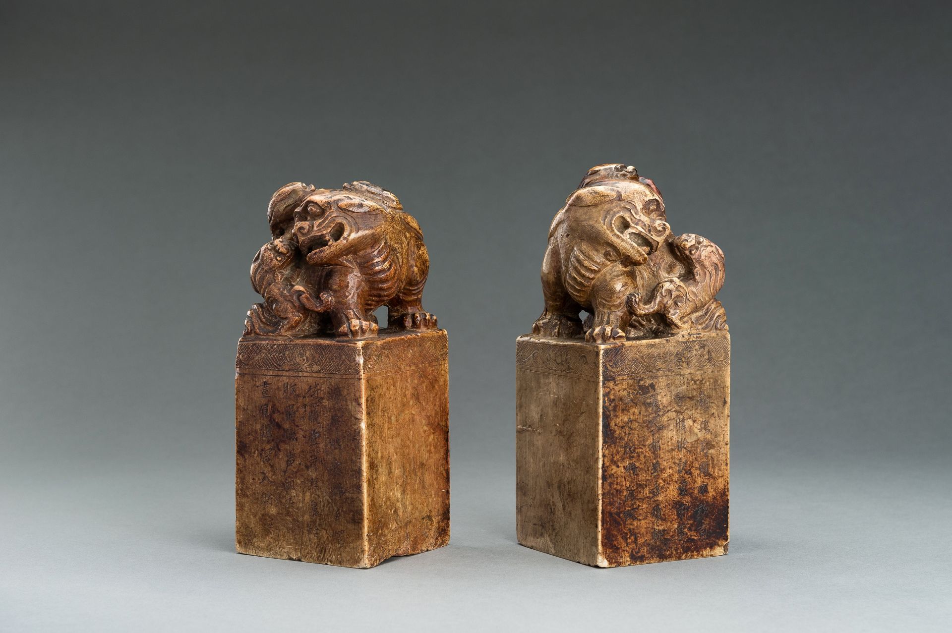 A LARGE PAIR OF 'BUDDHIST LIONS' SOAPSTONE SEALS - Image 6 of 22