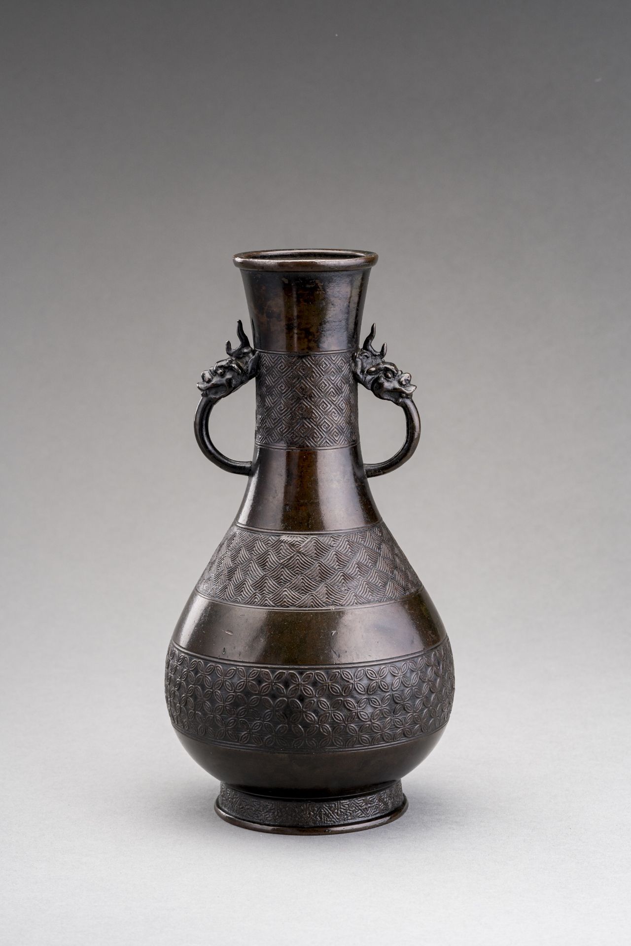 AN ARCHAISTIC BRONZE 'DRAGON' VASE, MING DYNASTY - Image 2 of 7