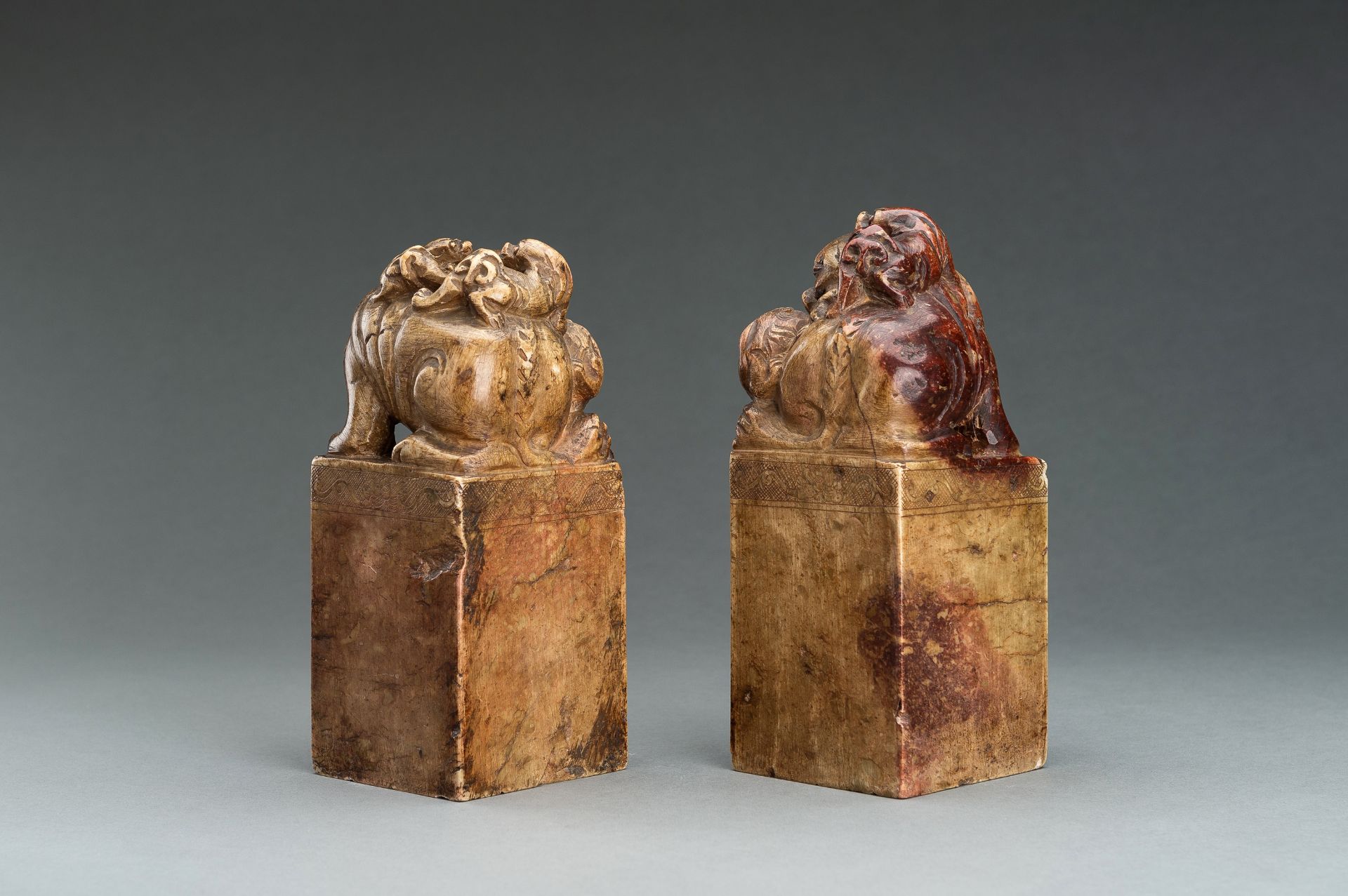 A LARGE PAIR OF 'BUDDHIST LIONS' SOAPSTONE SEALS - Image 4 of 22