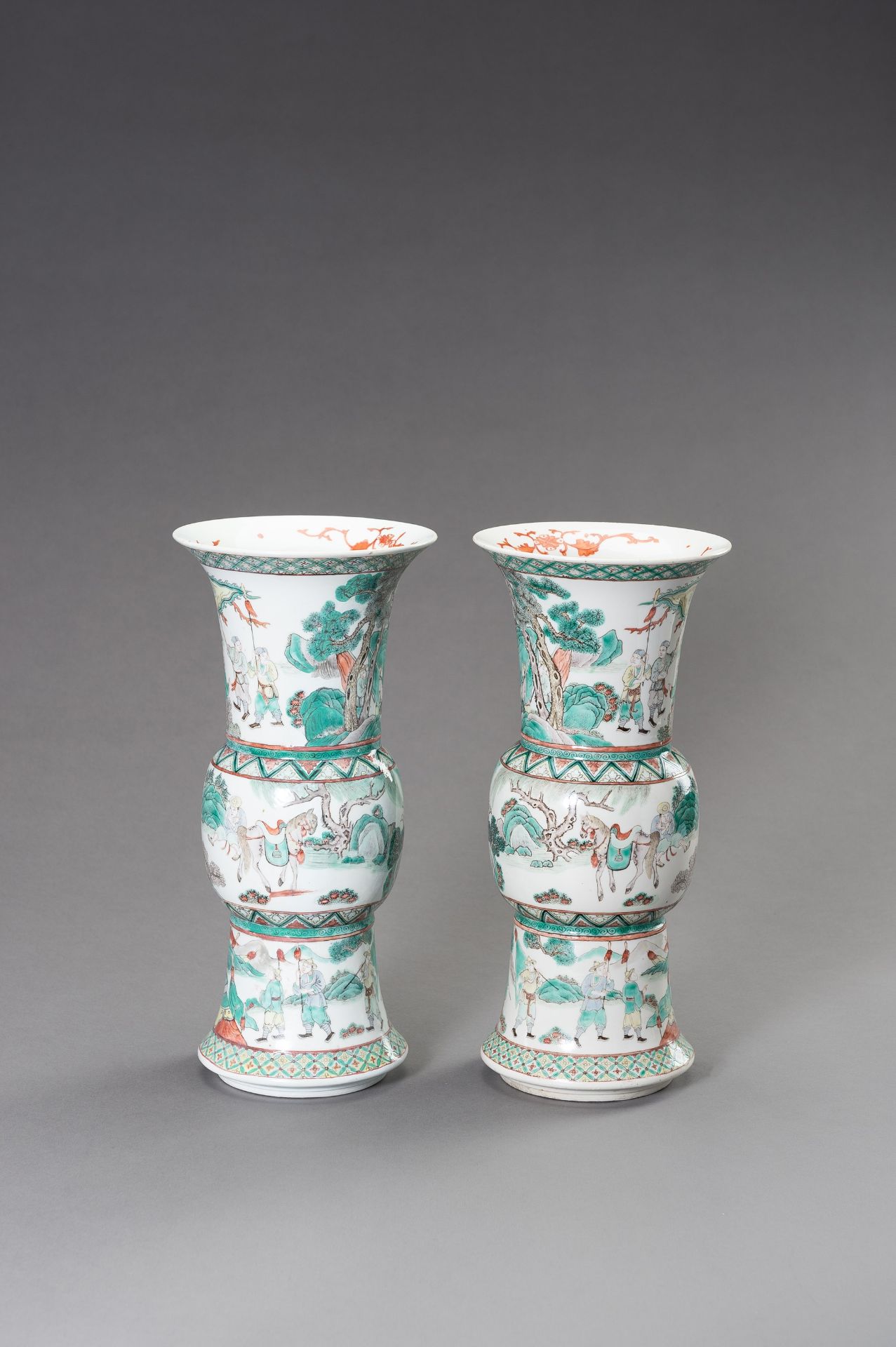 A PAIR OF FAMILLE VERTE BEAKER VASES, GU - Image 7 of 9