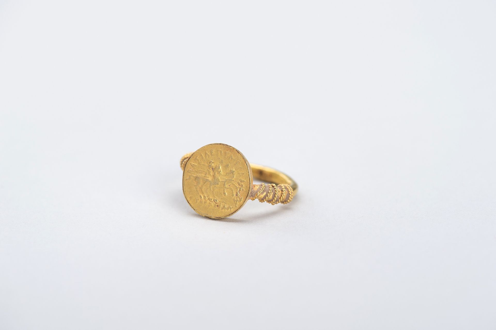 A BACTRIAN GOLD COIN RING - Image 2 of 11