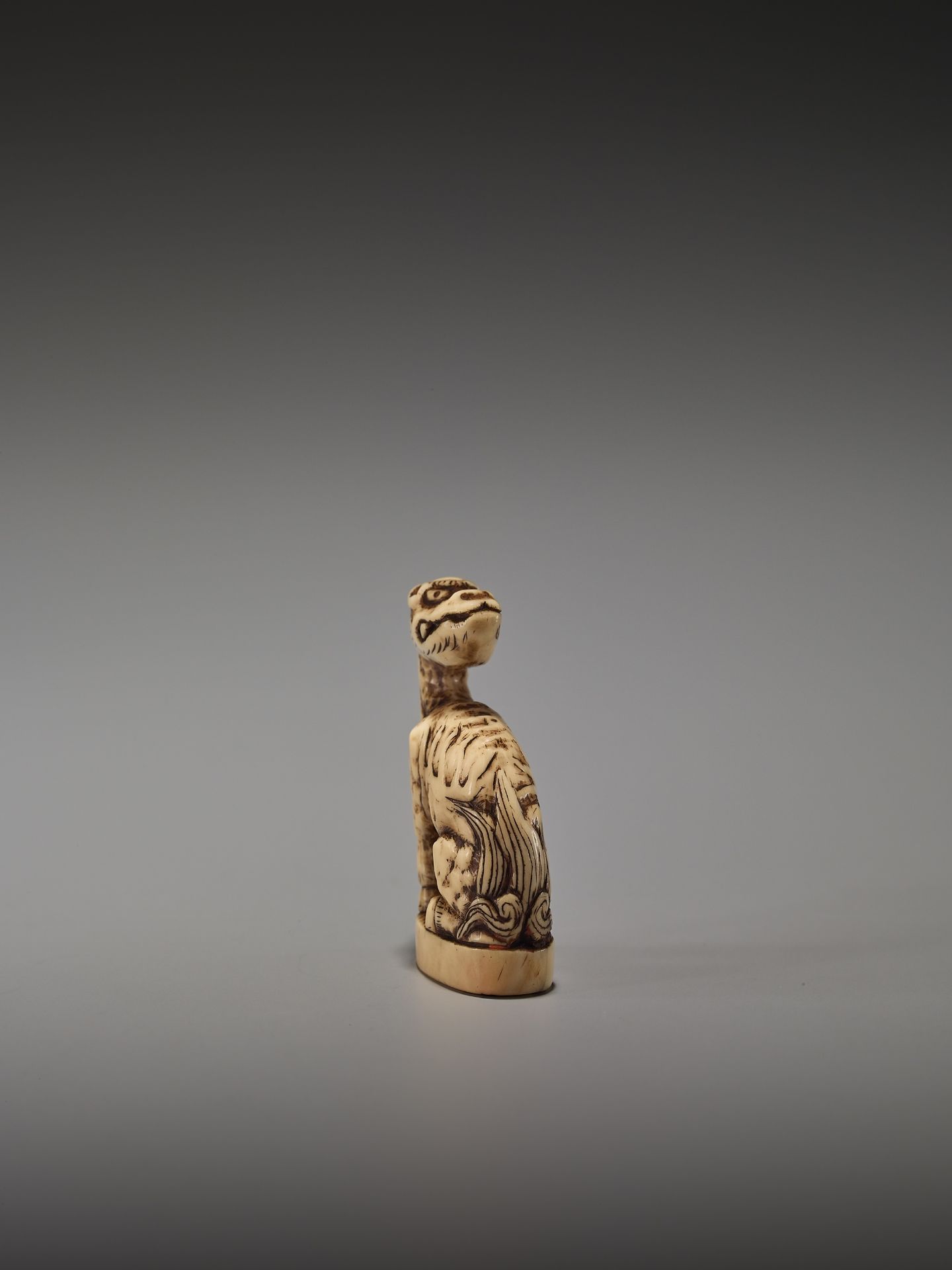 A RARE MARINE IVORY INGYO NETSUKE OF A KIRIN - Bild 6 aus 8